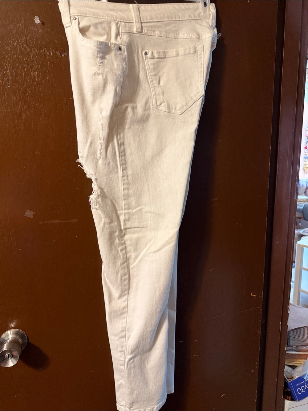 Women’s White Distressed Skinny Jeans